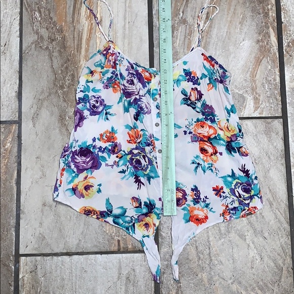 Cute Garage floral knot front top, size Medium - Picture 9 of 10
